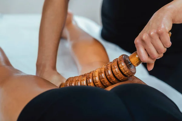 Action profonde de madérothérapie pour sculpter la silhouette. Expertise minceur, drainage lymphatique et vitalité du corps au SPA Manja Source, proche de Compiègne.