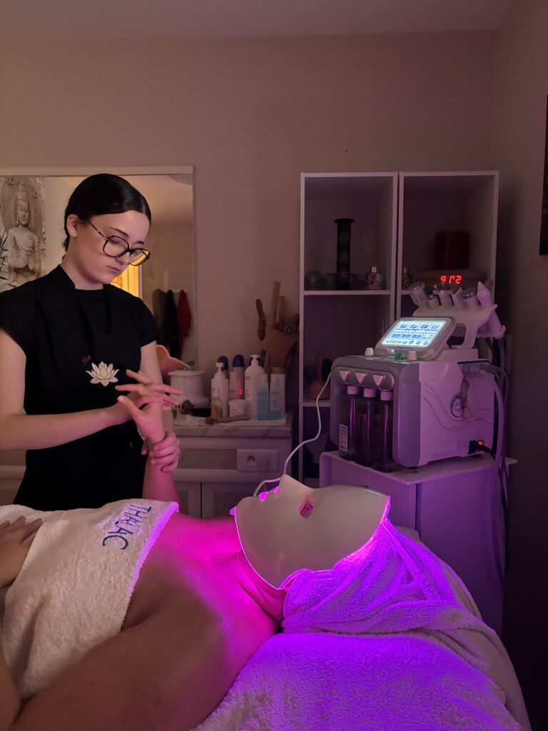 Application d'un soin visage par haute fréquence pour la régénération cutanée au SPA Manja Source, proche de Compiègne